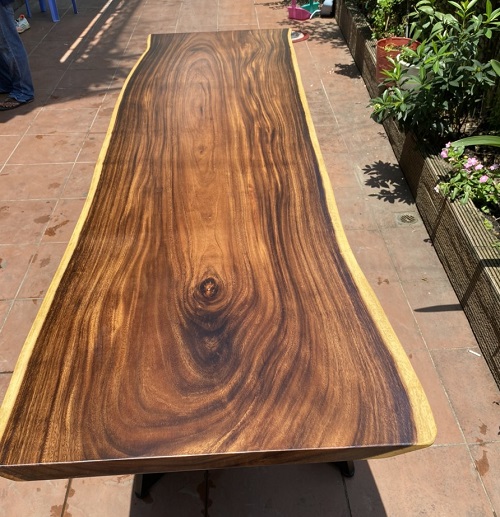 Bàn gỗ Me Tây nguyên tấm dài 2m36 viền tự nhiên, phù hợp làm bàn cafe, bàn làm việc, bàn ăn cho 8-10 người