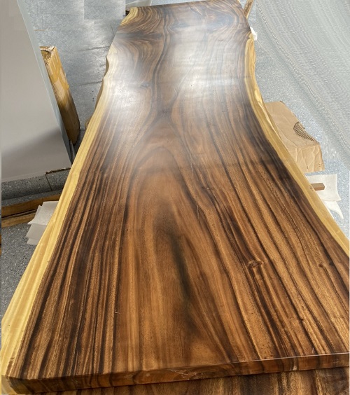 Bàn gỗ Me Tây nguyên khối kiểu tự nhiên dài 3m22 phù hợp làm bàn ăn, bàn cafe, bàn văn phòng