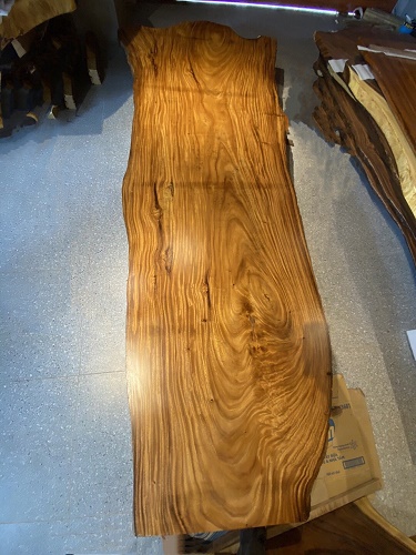 Bàn gỗ Me Tây nguyên khối kiểu tự nhiên dài 3m29 phù hợp làm bàn ăn, bàn cafe...