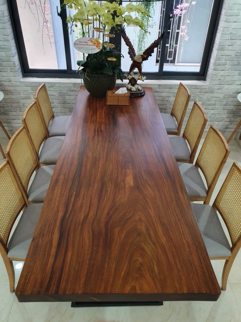 bàn gỗ Lim Vàng sang trọng , phong phú