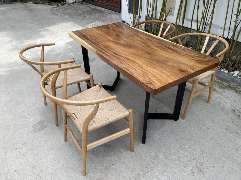 Trọn bộ bàn ghế gỗ nguyên tấm 4 ghế Wishbone